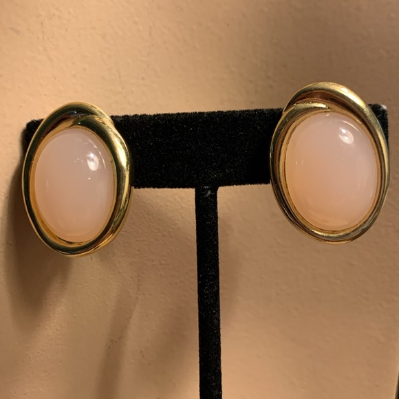 80’s TRIFARI PALE PASTEL PINK CABOCHON CLIP ON EARRINGS - Picture 3 of 11